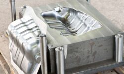 金型や作業者などの制約を設備の生産スケジュールに反映する方法