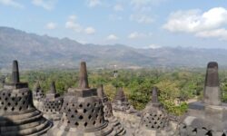 インドネシア中部ジャワのボロブドゥール遺跡に近いムラピ火山