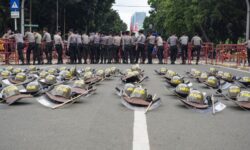 インドネシアで繰り返される暴動と世相を反映する秀逸な流行語