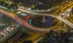 インドネシアの道路に多いオランダ統治時代の名残ラウンドアバウト